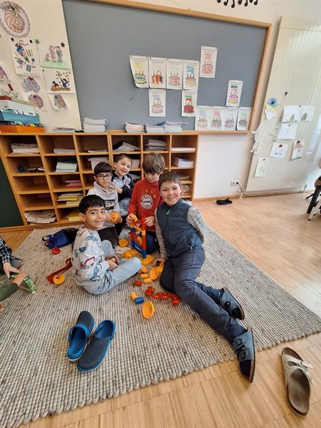 eine Gruppe von Kindern in einem Klassenzimmer