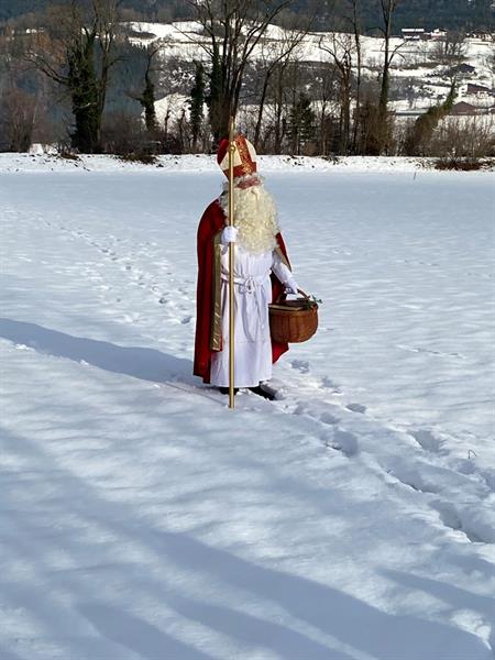 eine Person in einem Kleidungsstück, die im Schnee steht
