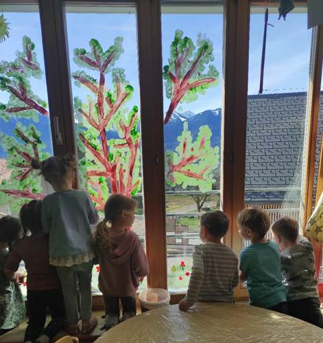 Eine Gruppe von Kindern betrachtet ein Gemälde an einer Wand