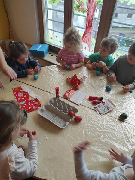 Kinder spielen mit Spielzeug auf einem Tisch